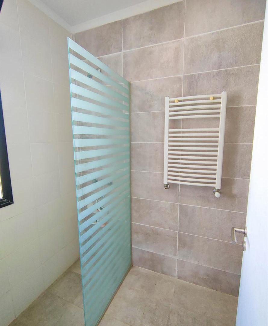 Foto de VENTA Casa con piscina barrio cerrado en Campos de Roca I, imagen 4