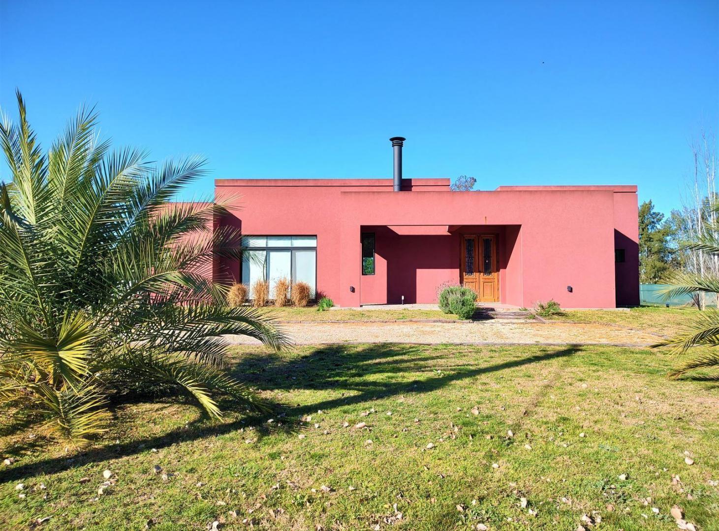 Foto de VENTA Casa con piscina barrio cerrado en Campos de Roca I, imagen 1