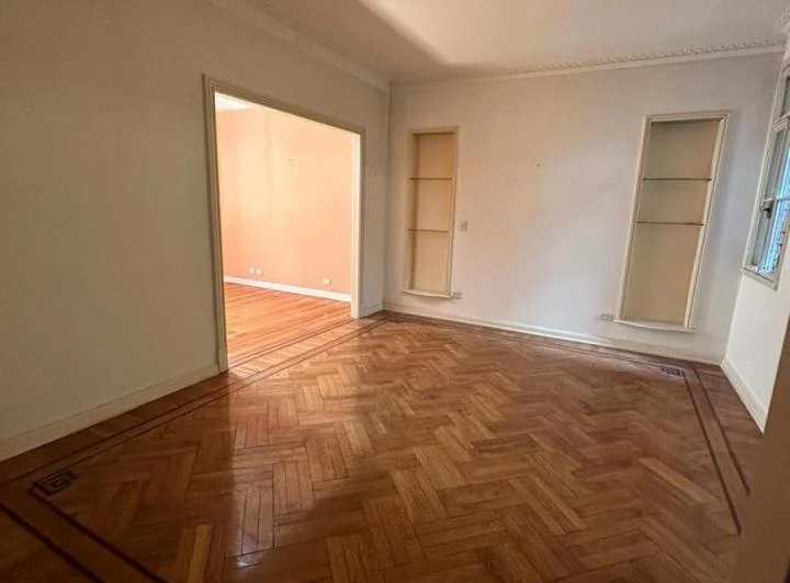 Semi piso en edificio antiguo de CATEGORIA al contrafrente y dependencia de servicio 4