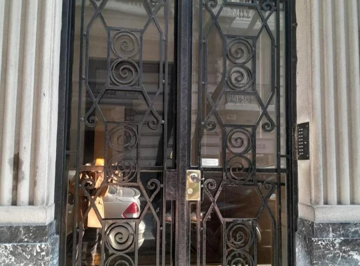 Semi piso en edificio antiguo de CATEGORIA al contrafrente y dependencia de servicio 2