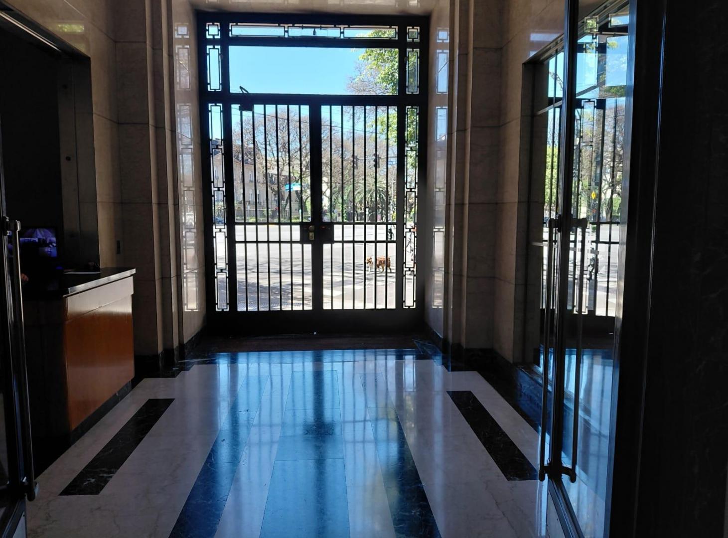 GRAN CATEGORIA, piso alto con balcón, 2 cocheras y SEGURIDAD 24 hrs.