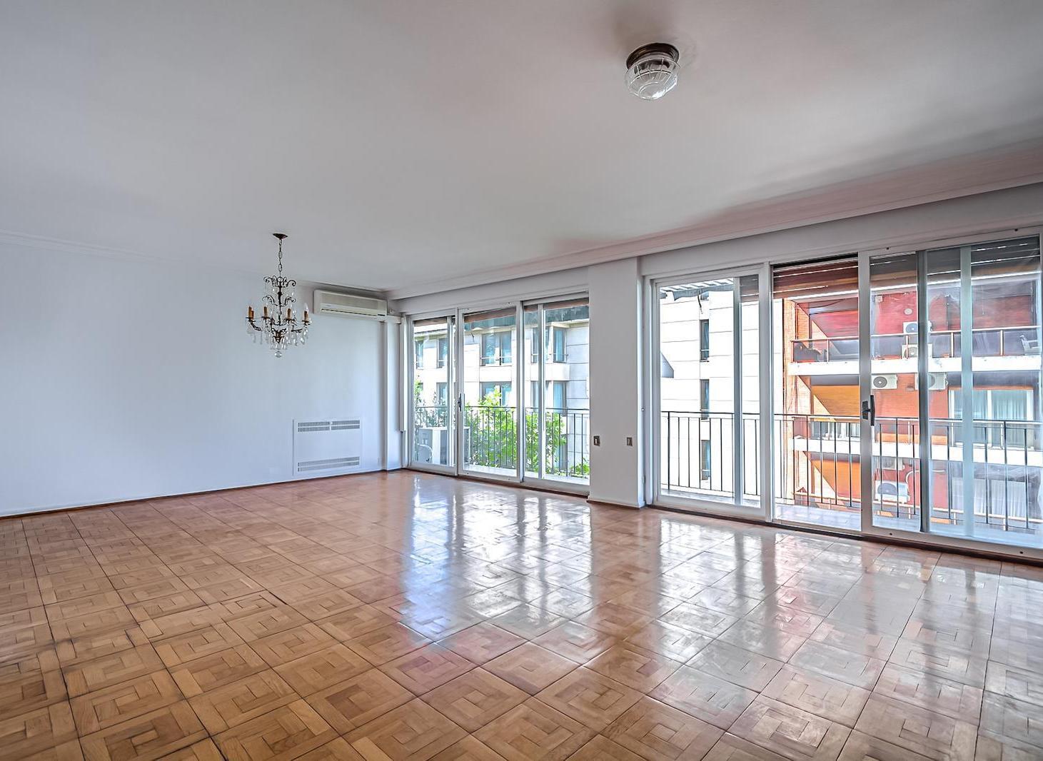 Piso ALTO al frente con balcón y COCHERA muy LUMINOSO en Recoleta