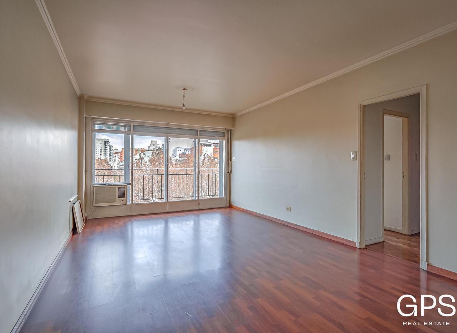 Foto de OPORTUNIDAD para RECICLAR - Piso Alto con Balcón y Vista Abierta -3, imagen 2