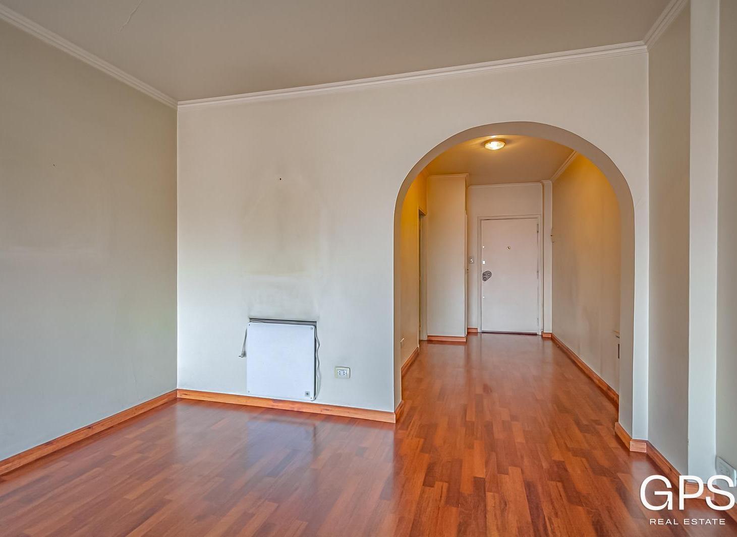 Foto de OPORTUNIDAD para RECICLAR - Piso Alto con Balcón y Vista Abierta -3, imagen 1