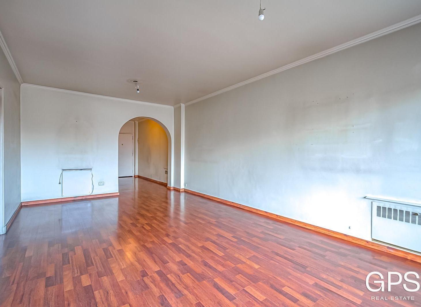 Foto de OPORTUNIDAD para RECICLAR - Piso Alto con Balcón y Vista Abierta -3, imagen 5