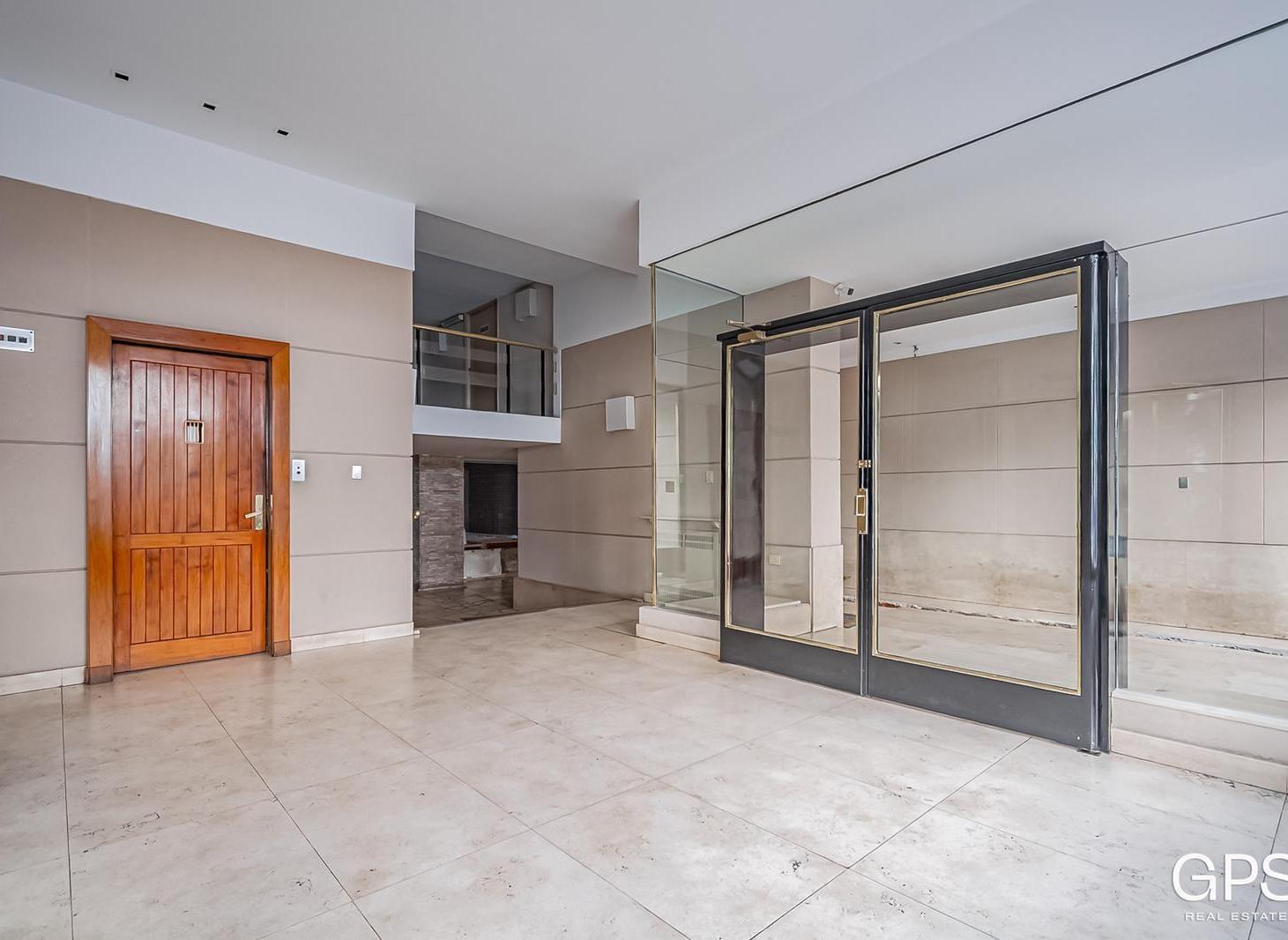 Foto de PISO ALTO con balcón en impecable estado - edificio de Categoria sobre, imagen 1