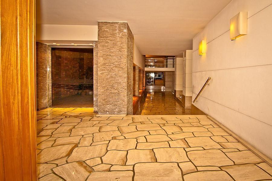 Foto de PISO ALTO con balcón en impecable estado - edificio de Categoria sobre, imagen 3