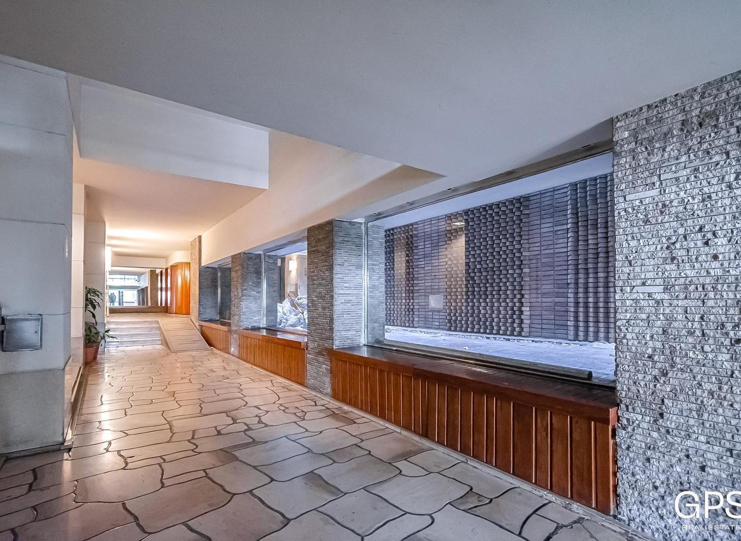 Foto de PISO ALTO con balcón en impecable estado - edificio de Categoria sobre, imagen 2