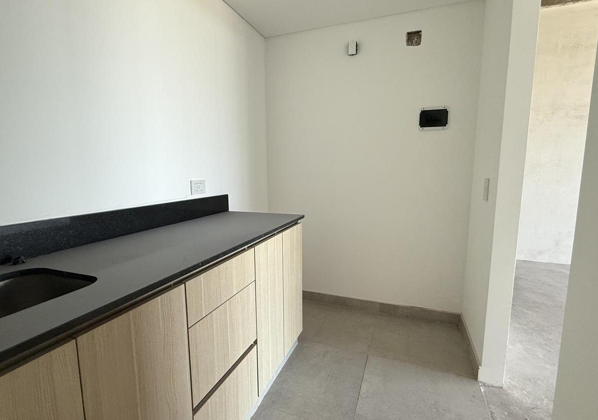 Oficina en prestigioso edificio de categoría en la mejor ubicación de Pilar