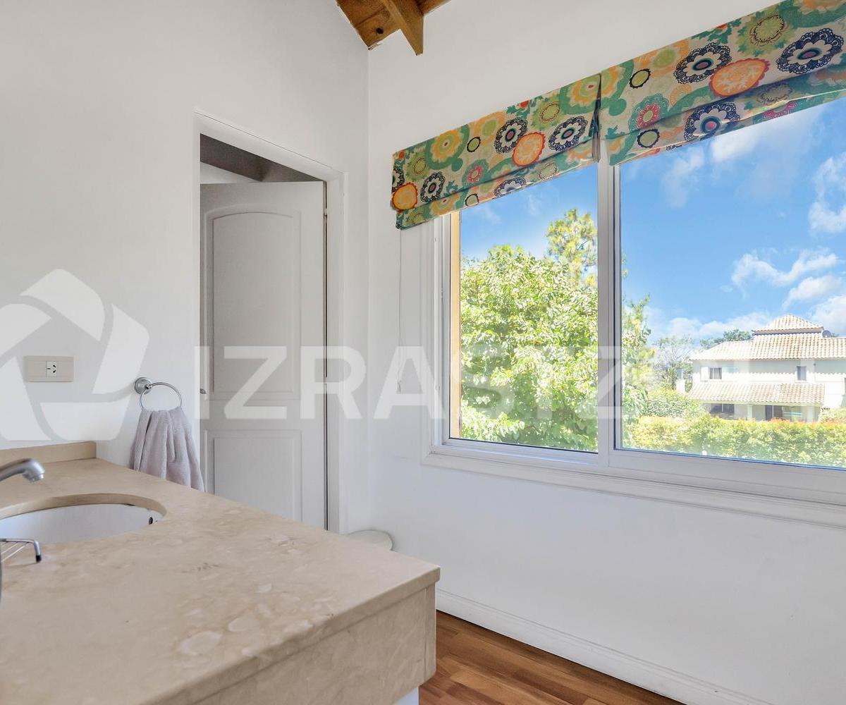 Casa en Venta en Talar del Lago I con 4 Dorm. Más Playroom en 3era Planta de 44 M²! 5