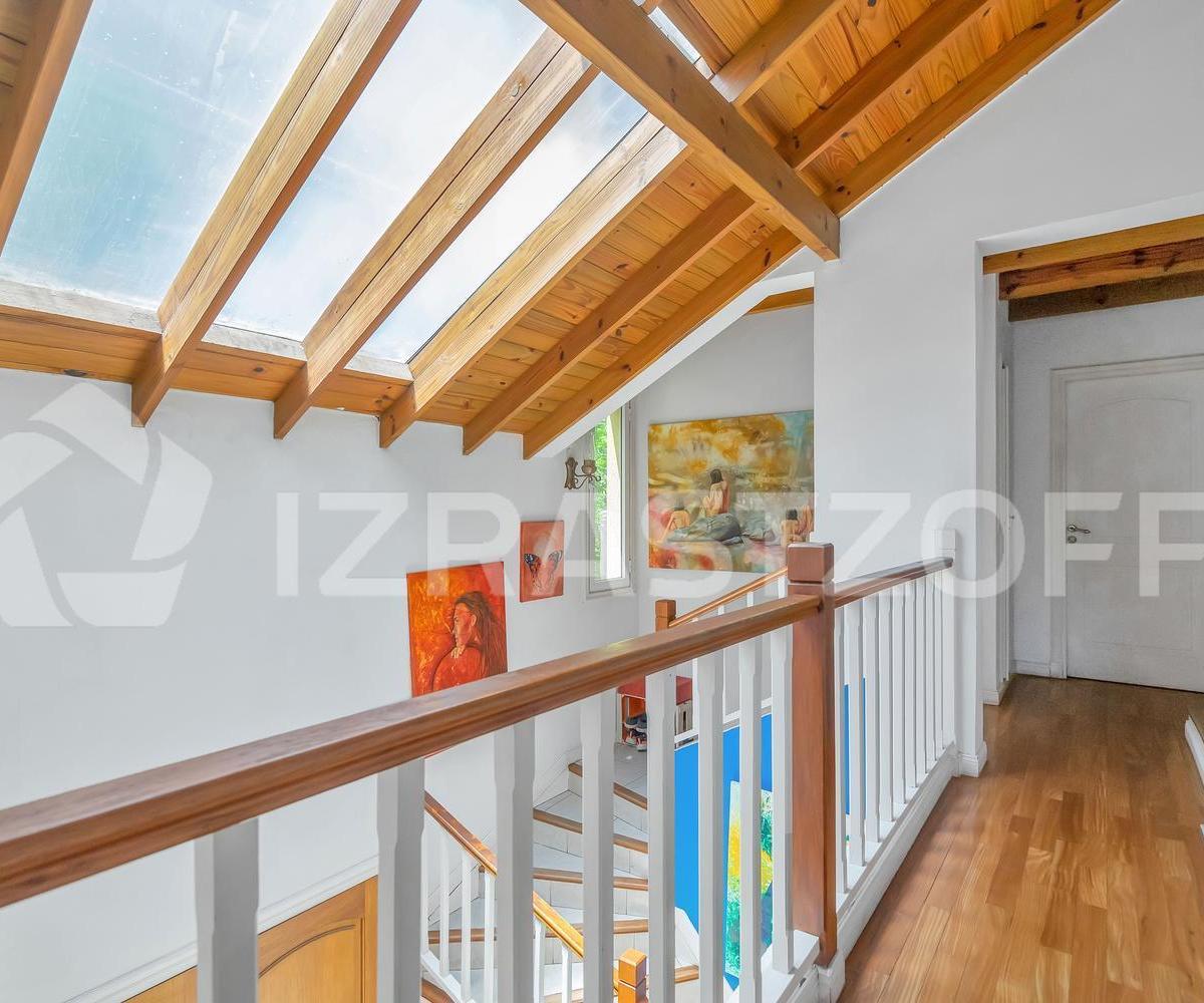 Casa en Venta en Talar del Lago I con 4 Dorm. Más Playroom en 3era Planta de 44 M²! 4