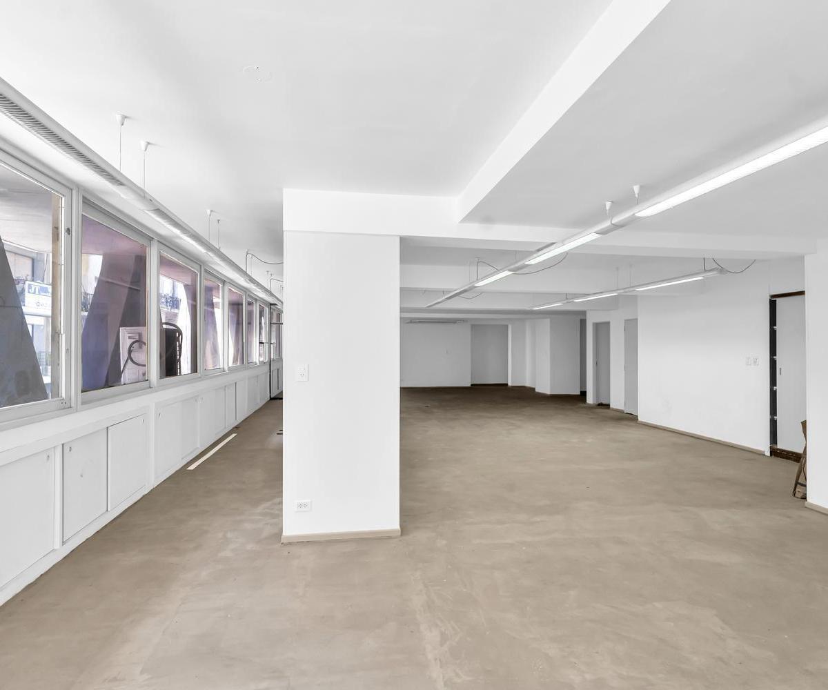 Oficina de 245 m². Incluye Dos Cocheras. 2