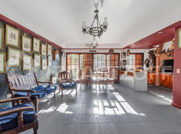 Casa en  venta con jardín y pileta en Barrio Parque Cornelio Saavedra 2