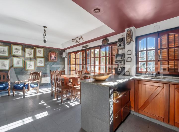 Casa en  venta con jardín y pileta en Barrio Parque Cornelio Saavedra 3