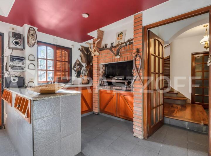 Casa en  venta con jardín y pileta en Barrio Parque Cornelio Saavedra 4
