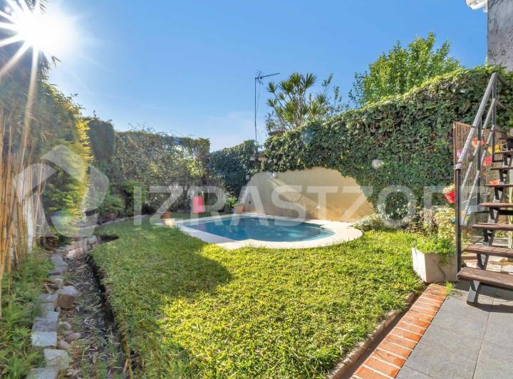 Casa en  venta con jardín y pileta en Barrio Parque Cornelio Saavedra 5