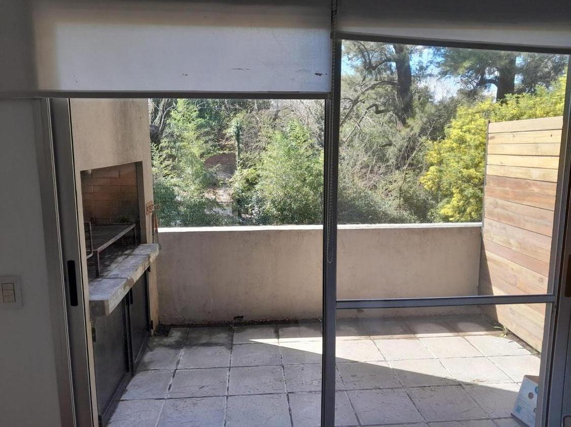 Departamento en alquiler dos ambientes con cochera en Bosque Alto