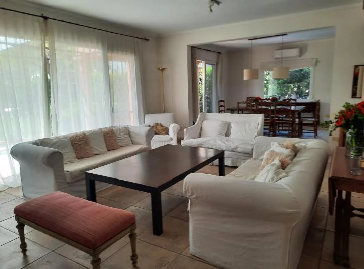 Casa en alquiler verano, 4 dormitorios, en Santa Bárbara, en lote interno 4