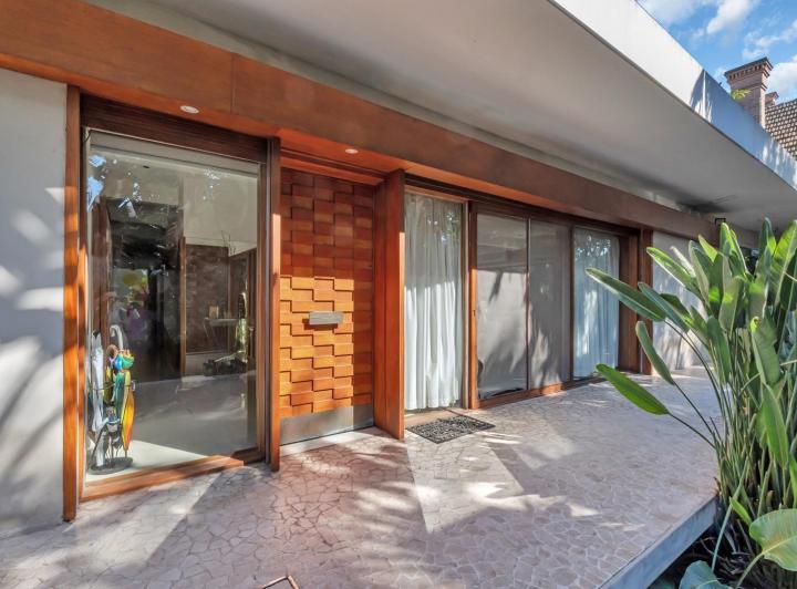 Casa en venta de 6 dormitorios en Olivos. Gran jardín, pileta y diseño 4