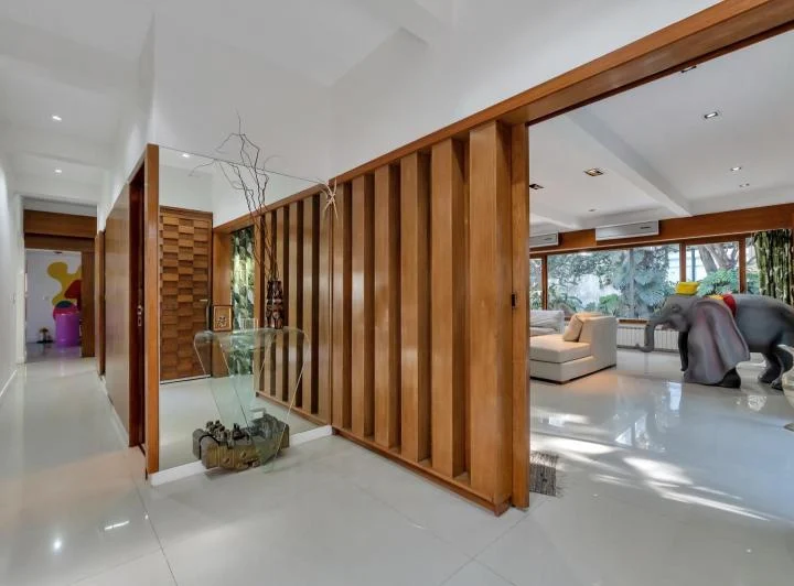Casa en venta de 6 dormitorios en Olivos. Gran jardín, pileta y diseño 3