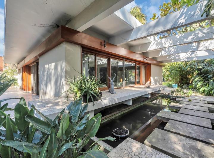 Casa en venta de 6 dormitorios en Olivos. Gran jardín, pileta y diseño 1