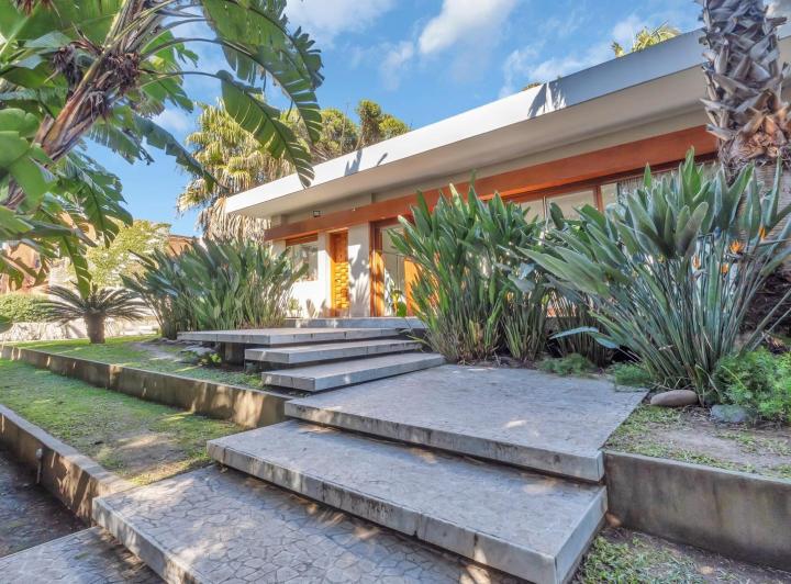 Casa en venta de 6 dormitorios en Olivos. Gran jardín, pileta y diseño 2