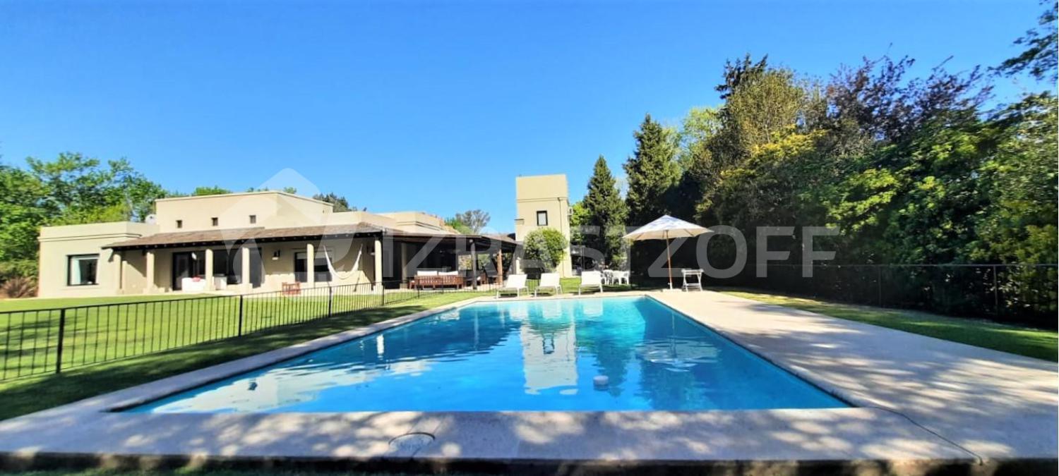 Casa en alquiler temporario en Altos de Pilar, gran parque y pileta