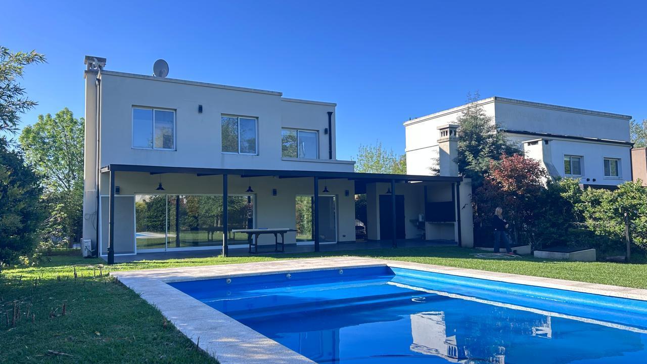 Casa a la venta en lote central en Santa Guadalupe - CON RENTA HASTA ENE/27
