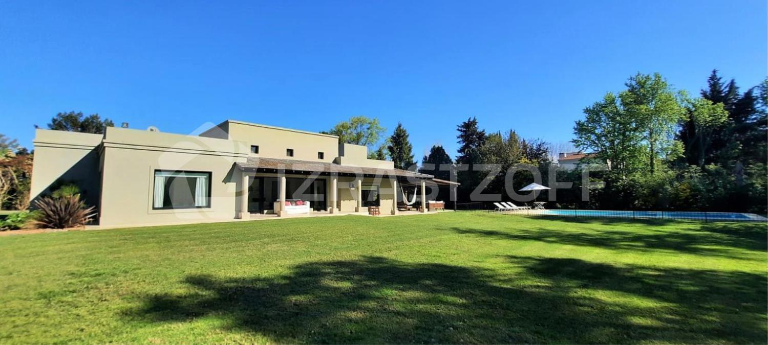 Casa en venta en Altos de Pilar, desarrollada en una planta con gran jardín