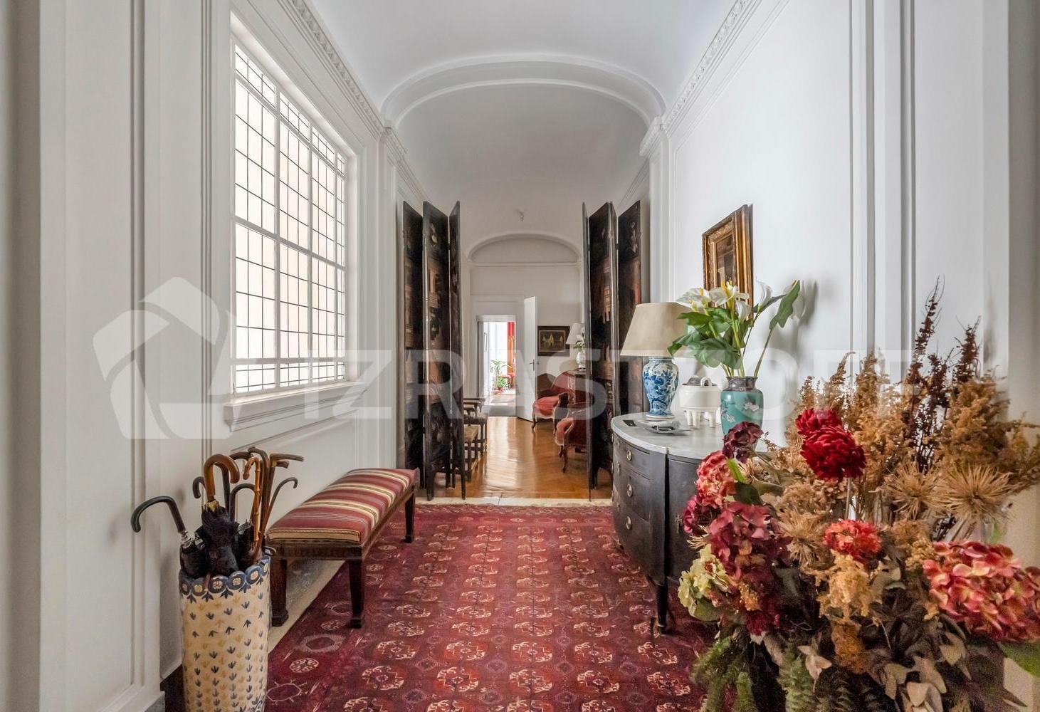 Departamento en venta de 10 ambientes en Recoleta en edificio francés