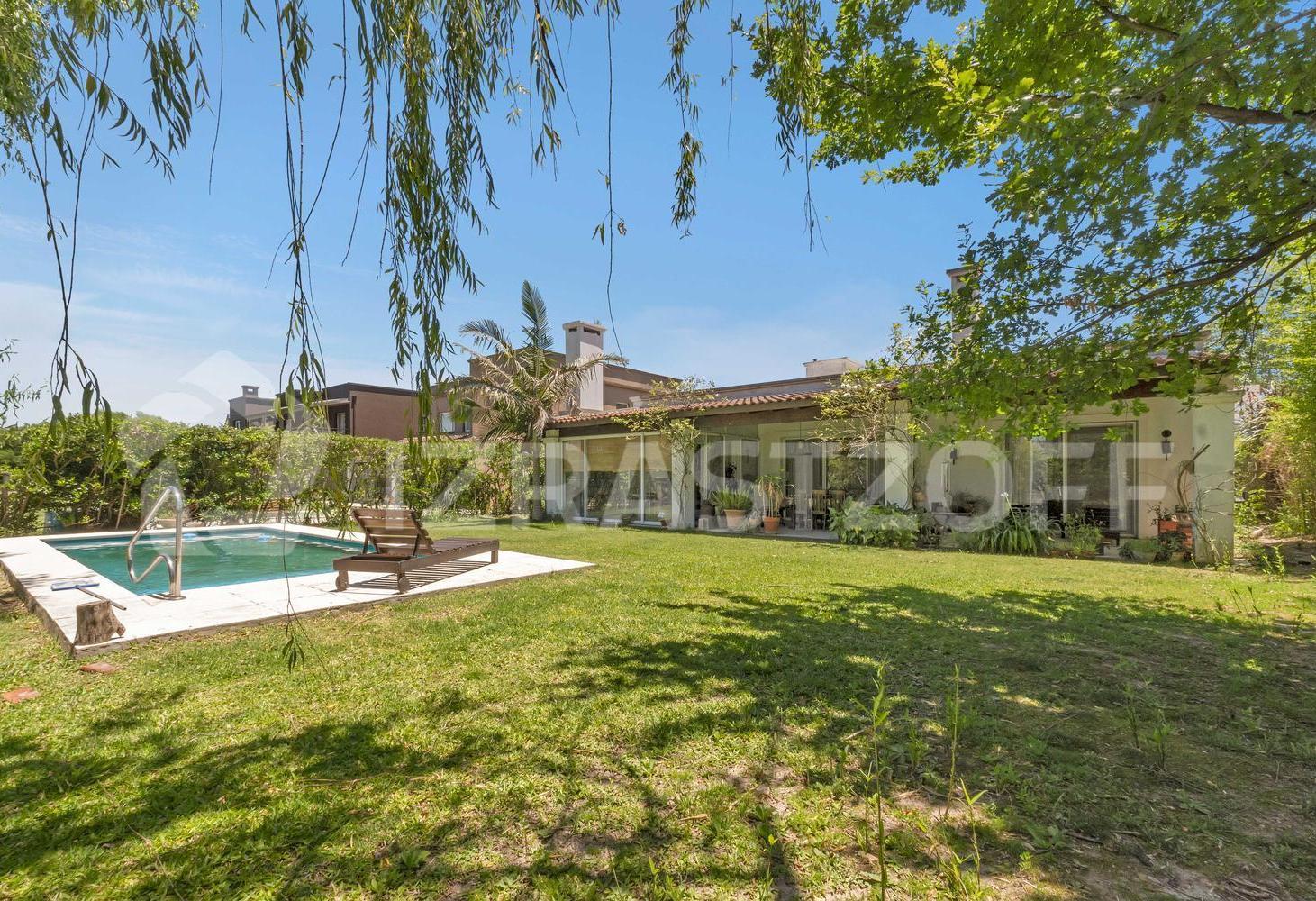 Casa en venta y alquiler durante el año (no disp enero/feb) en Santa Bárbara, toda en planta baja