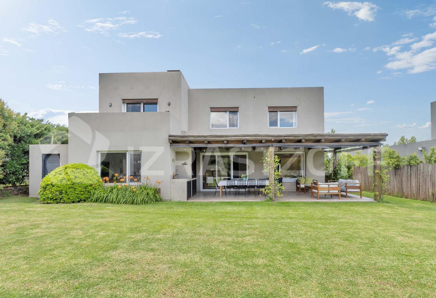 Casa en venta en Las Liebres, 3 dormitorios, playroom, jardin y pileta