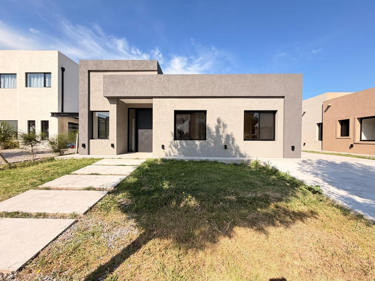 Casa a la venta en una planta sobre lote central en Santo Tomas
