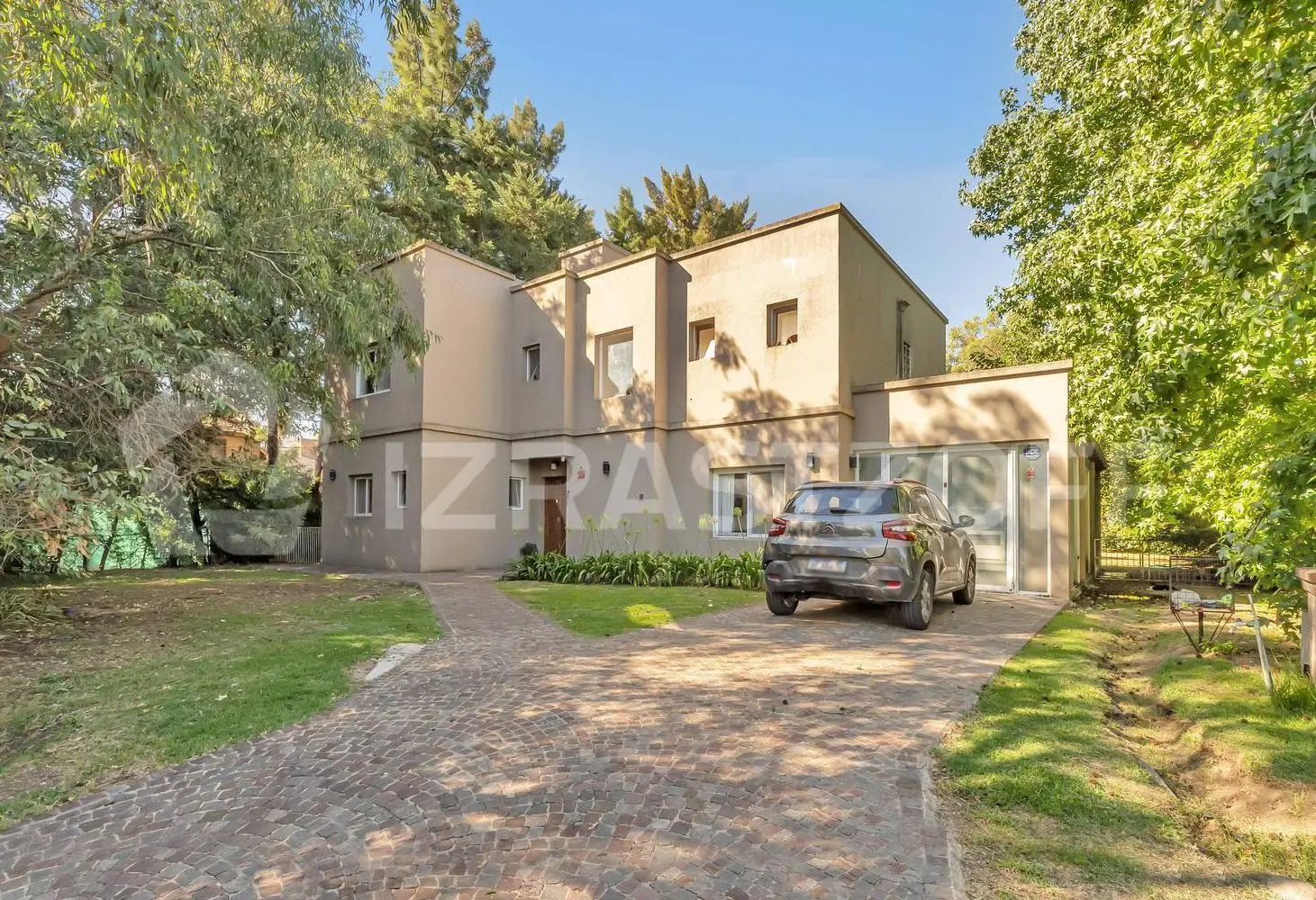 Casa en venta de cuatro dormitorios en La Delfina sobre gran lote 2