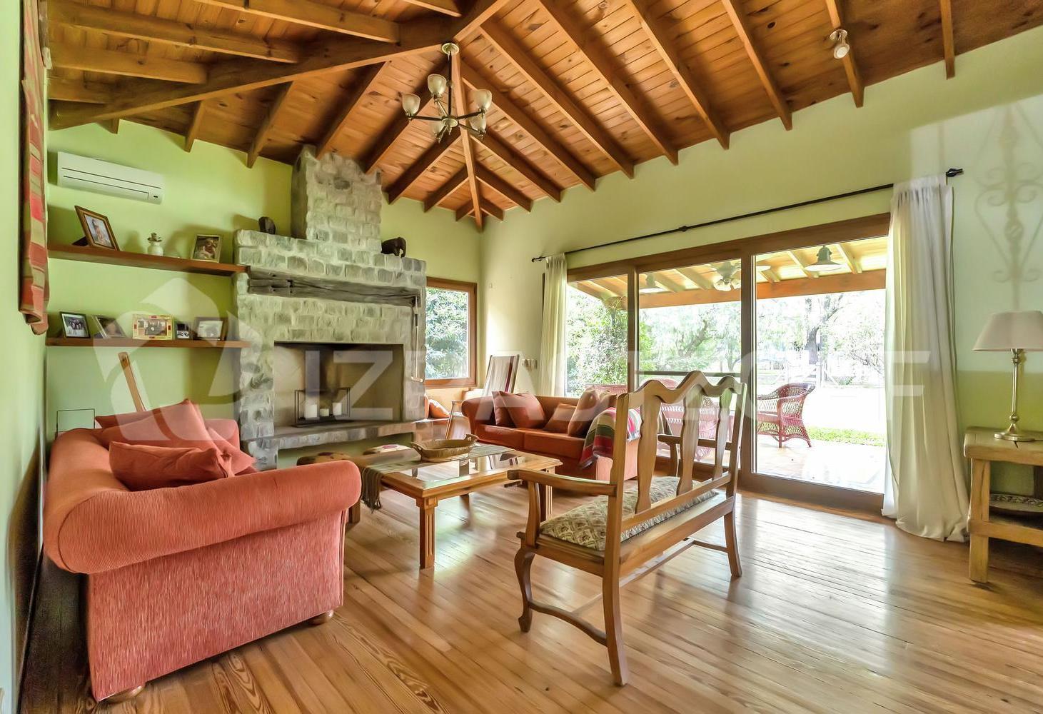 Casa en venta en Ayres de Pilar 4 dormitorios, jardin y pileta