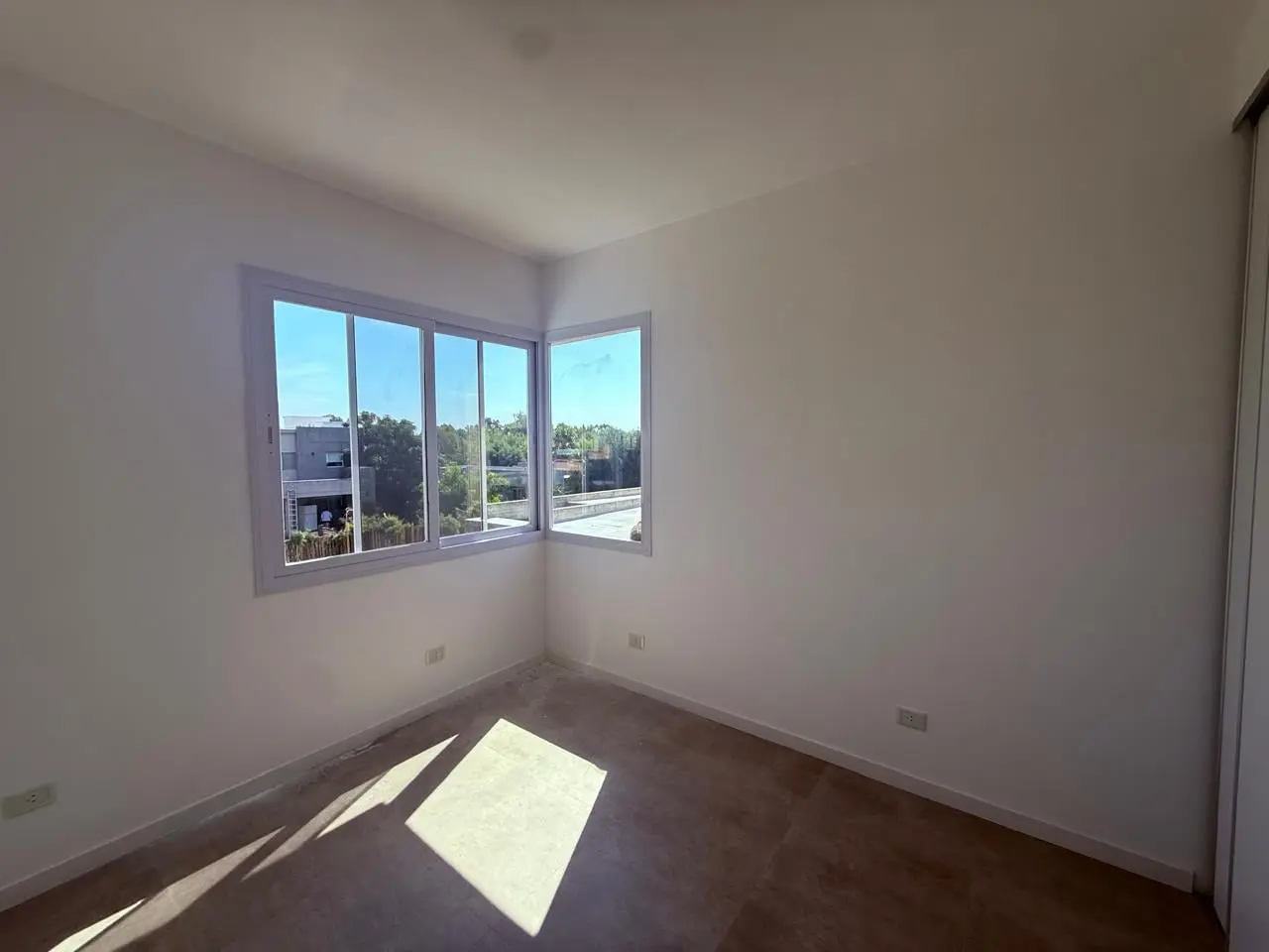 Casa en La Agustina con tres dormitorios, escritorio y piscina 4