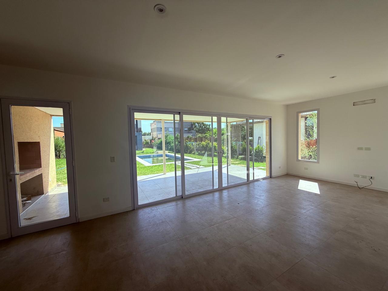 Casa en La Agustina con tres dormitorios, escritorio y piscina