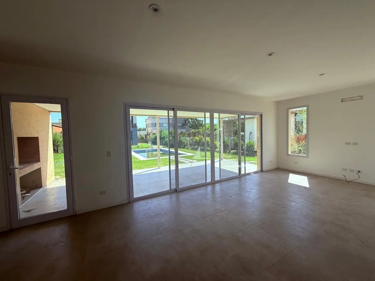 Casa en La Agustina con tres dormitorios, escritorio y piscina 2