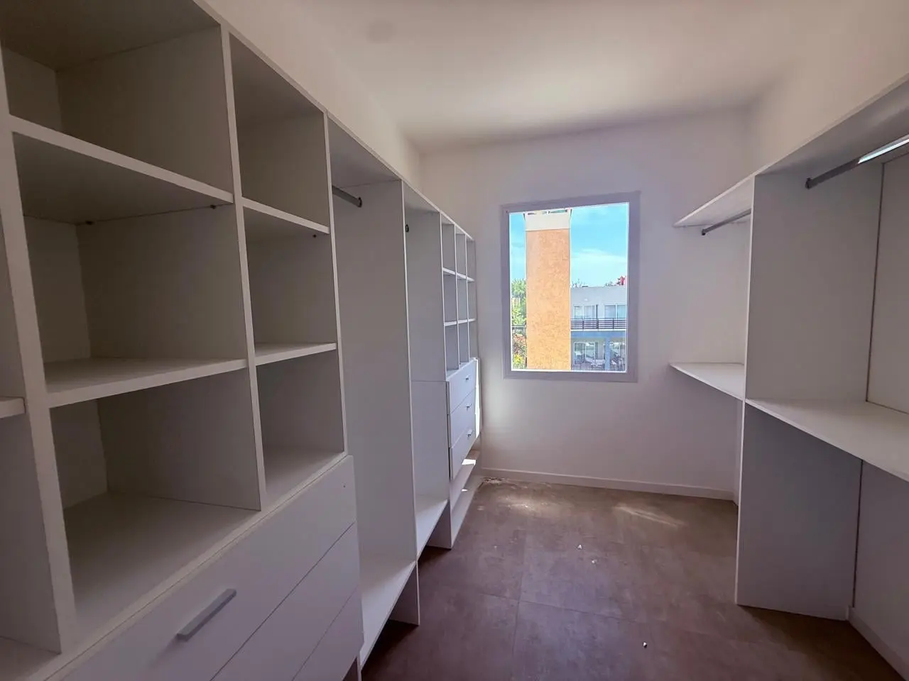 Casa en La Agustina con tres dormitorios, escritorio y piscina 3