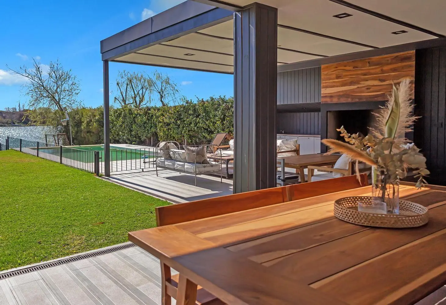 Casa en venta y alquiler anual 5 suites en Santa Bárbara, a la laguna central, orientación Norte 2