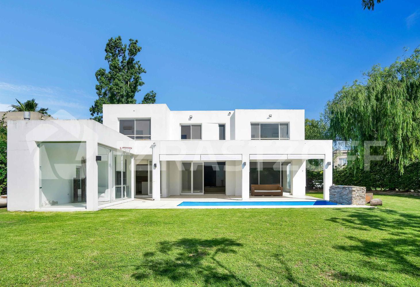 Casa en alquiler anual 4 dormitorios en Santa Bárbara, en isla chica, excelente ubicación y diseño
