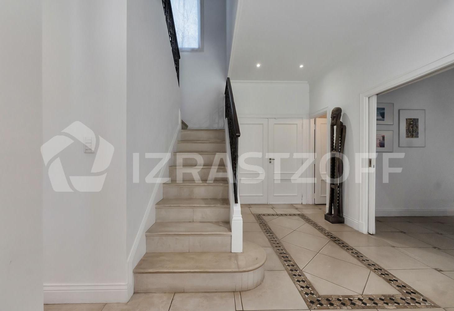 Casa en venta en La Pradera de tres plantas y gran jardín con piscina