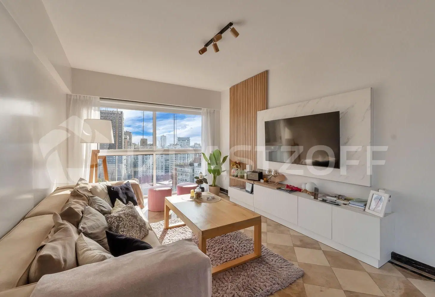 Departamento en venta en Arroyo al 800, esquina Suipacha. 4 ambientes, cochera, piso muy alto 4