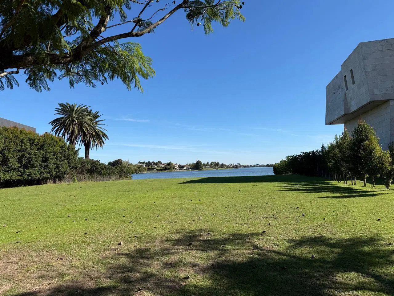 Terreno en venta.Barrio El Golf, Nordelta. Al lago central .1700 m2 3
