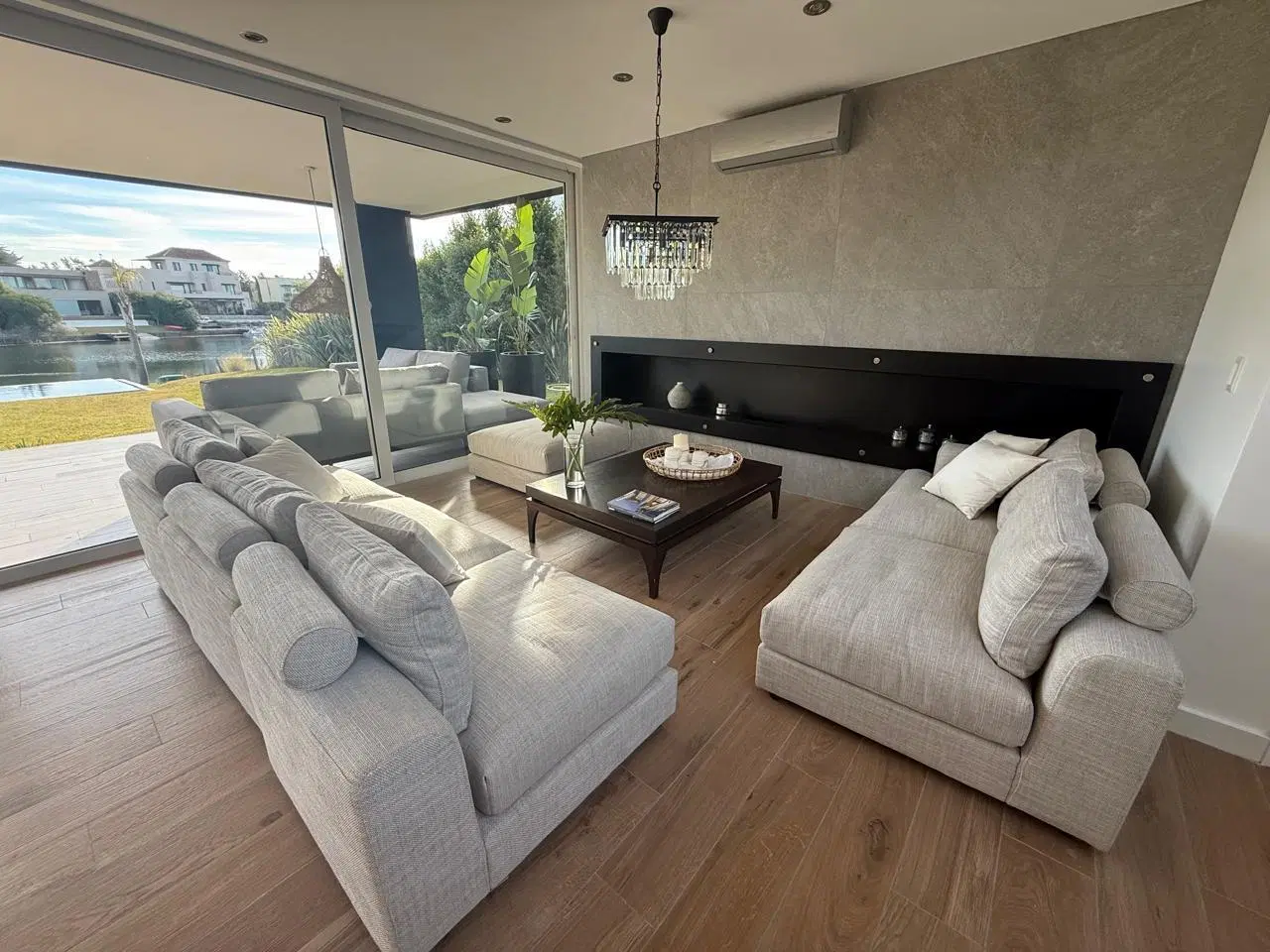 Casa en venta y/o alquiler, 4 dorimitorios. Cabos del Lago.Nordelta. A la laguna 3