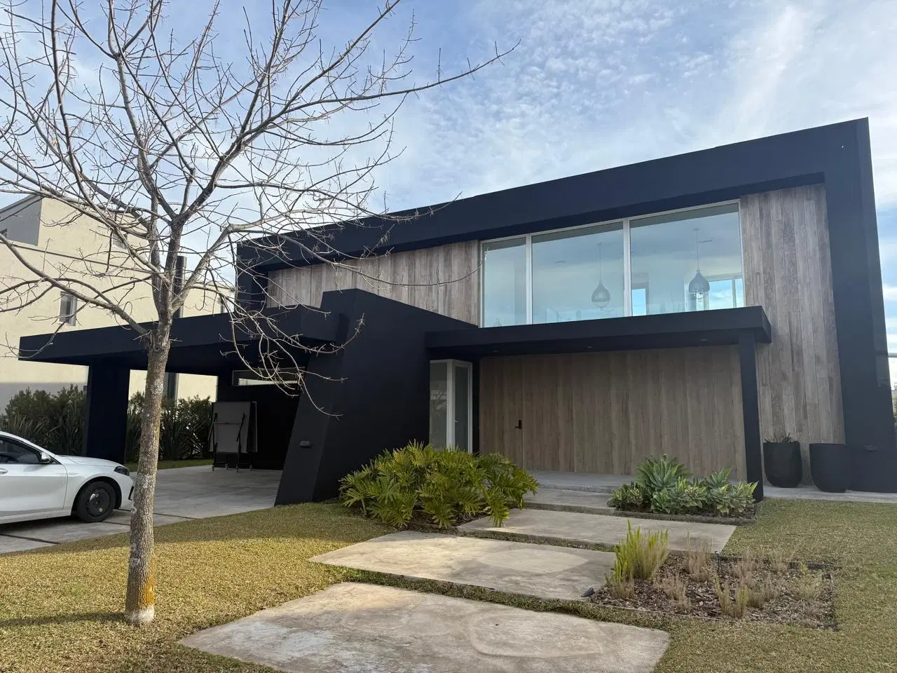 Casa en venta y/o alquiler, 4 dorimitorios. Cabos del Lago.Nordelta. A la laguna 1