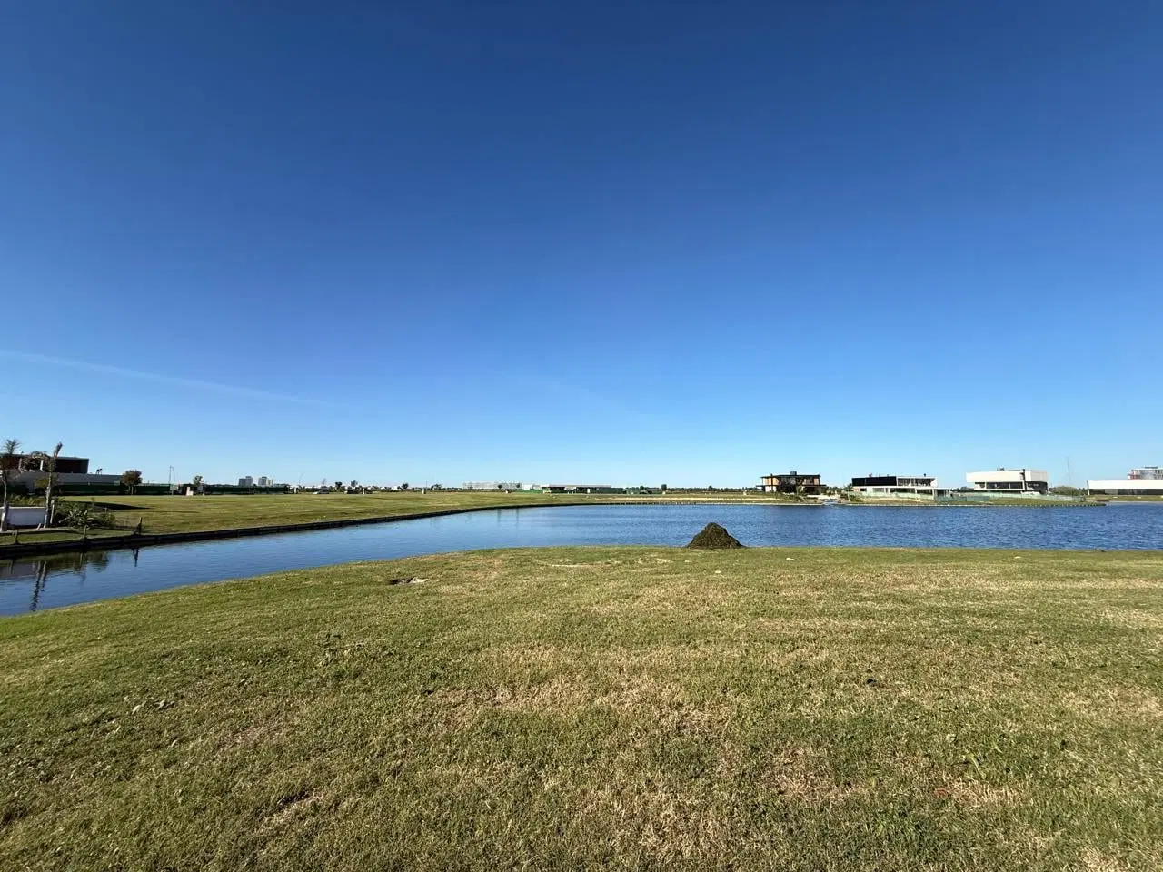Terreno en venta a la laguna. Barrio Los Puentes. Nordelta 5