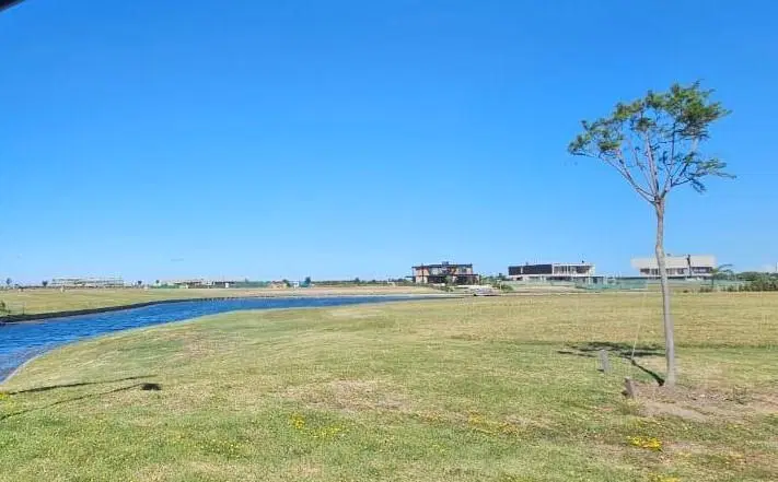 Terreno en venta a la laguna. Barrio Los Puentes. Nordelta 2