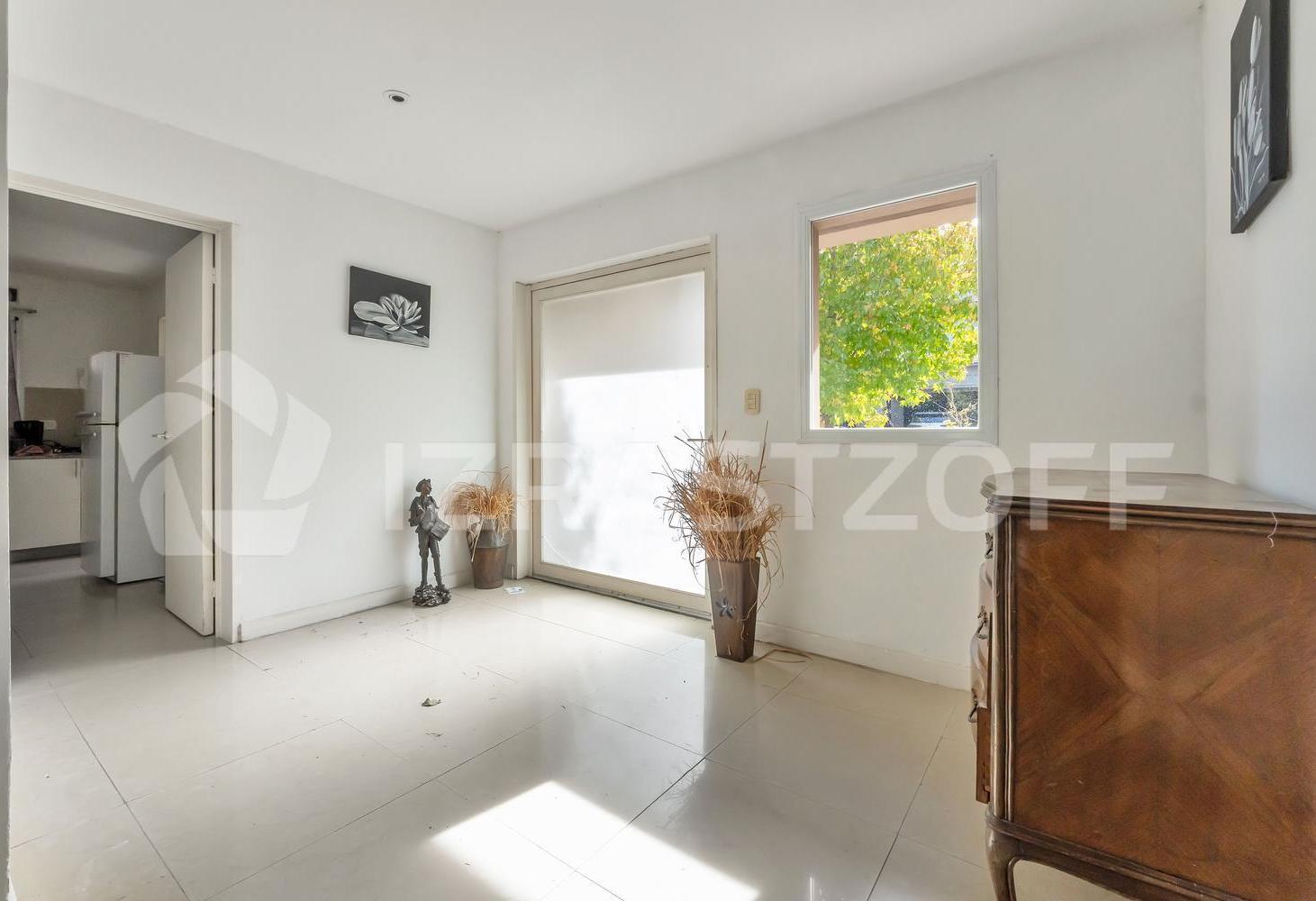 Casa en una planta sobre lote interno con piscina