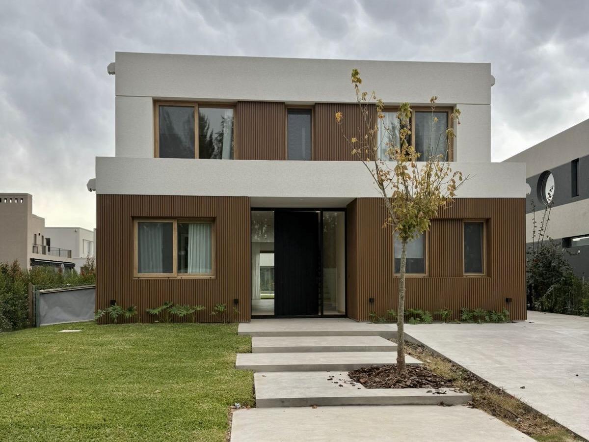 Casa en venta en Castaños, Nordelta, con 4 dormitorios y pileta